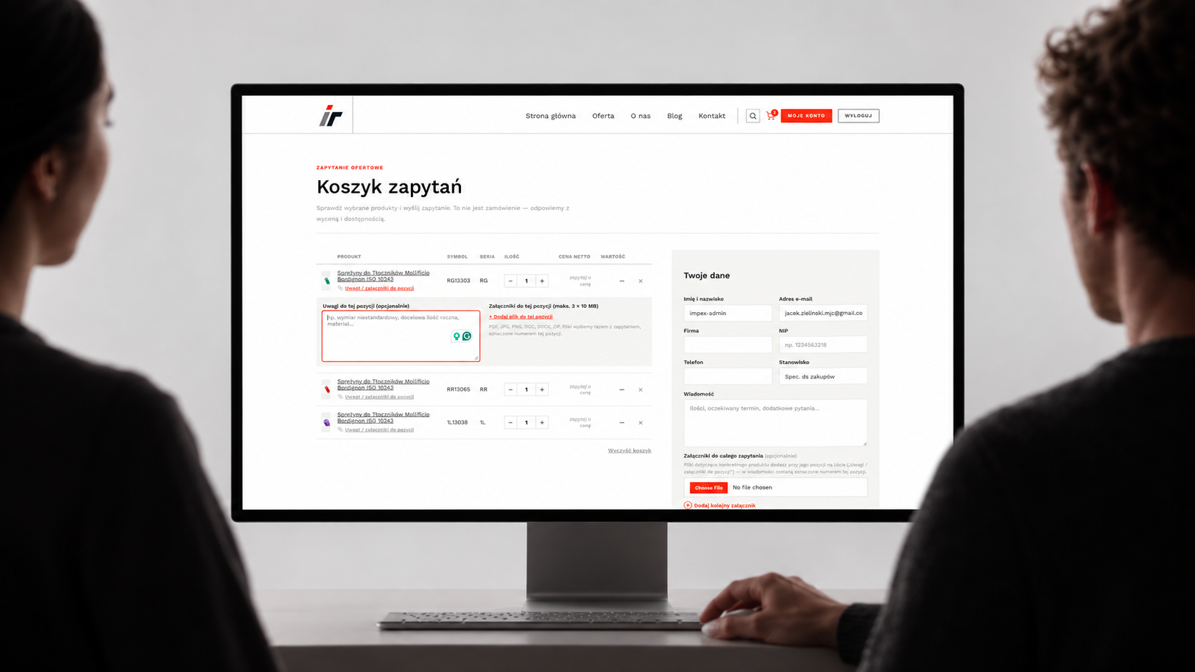 Koszyk zapytań w serwisie Impex Ready otwarty na monitorze w biurze